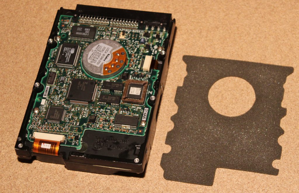 Жесткий диск Fujitsu M1614TAU и вынутая прокладка